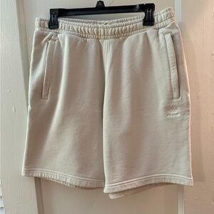 Men’s Adidas Short, Size Medium
Soft shorts with elastic/Drawstring